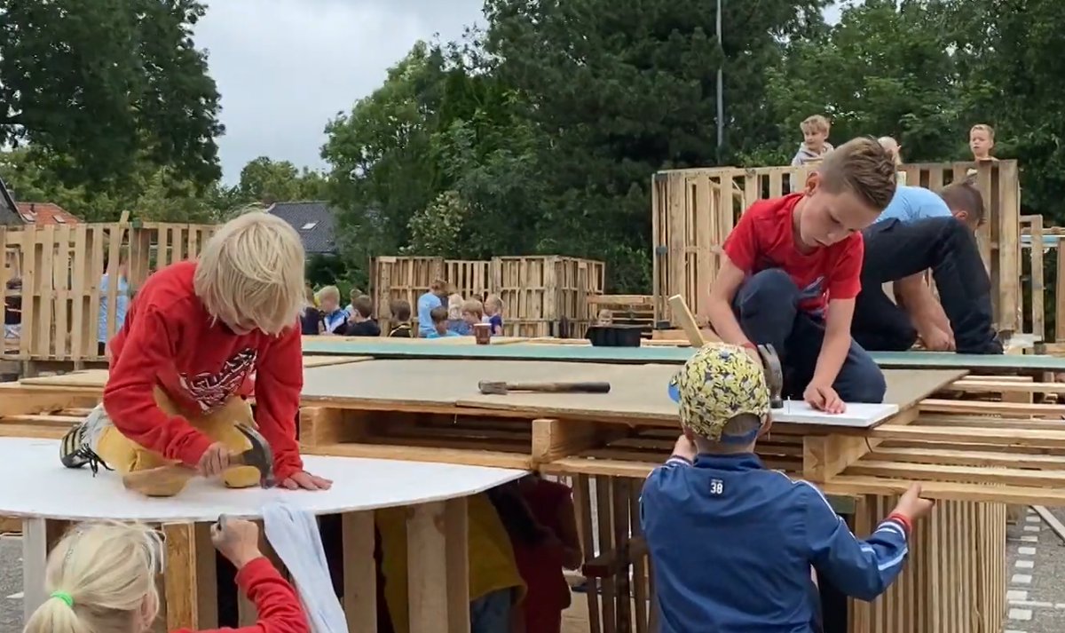 KroonHollands's tweet photo. Nu op Hollands Kroon Actueel: "In Nieuwe Niedorp is donderdag het driedaagse huttenbouwfeest gestart." | #gestart #hollandskroon #huttenbouwfeest #huttendorp #nieuweniedorp
https://t.co/iG73gKaMOS https://t.co/ktdT3FEThV
