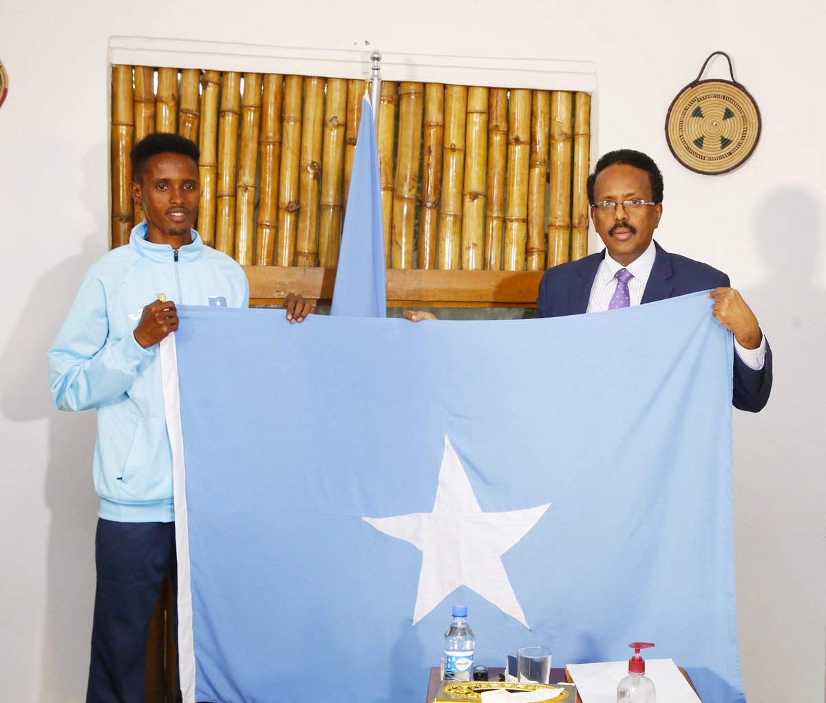 M_Farmaajo's tweet image. Dhammaanteen waxaan garab taagannahay Xiddigaha ku matelaya dalkeenna tartanka @Tokyo2020, annaga oo sugayna bandhiggooda, kana rajeynayna in ay ka miro-dhaliyaan dadaalkooda. Natiijo kasta oo aad kala soo laabataan waxaad ku mudan tihiin bogaadin iyo dhiirri-gelin.
