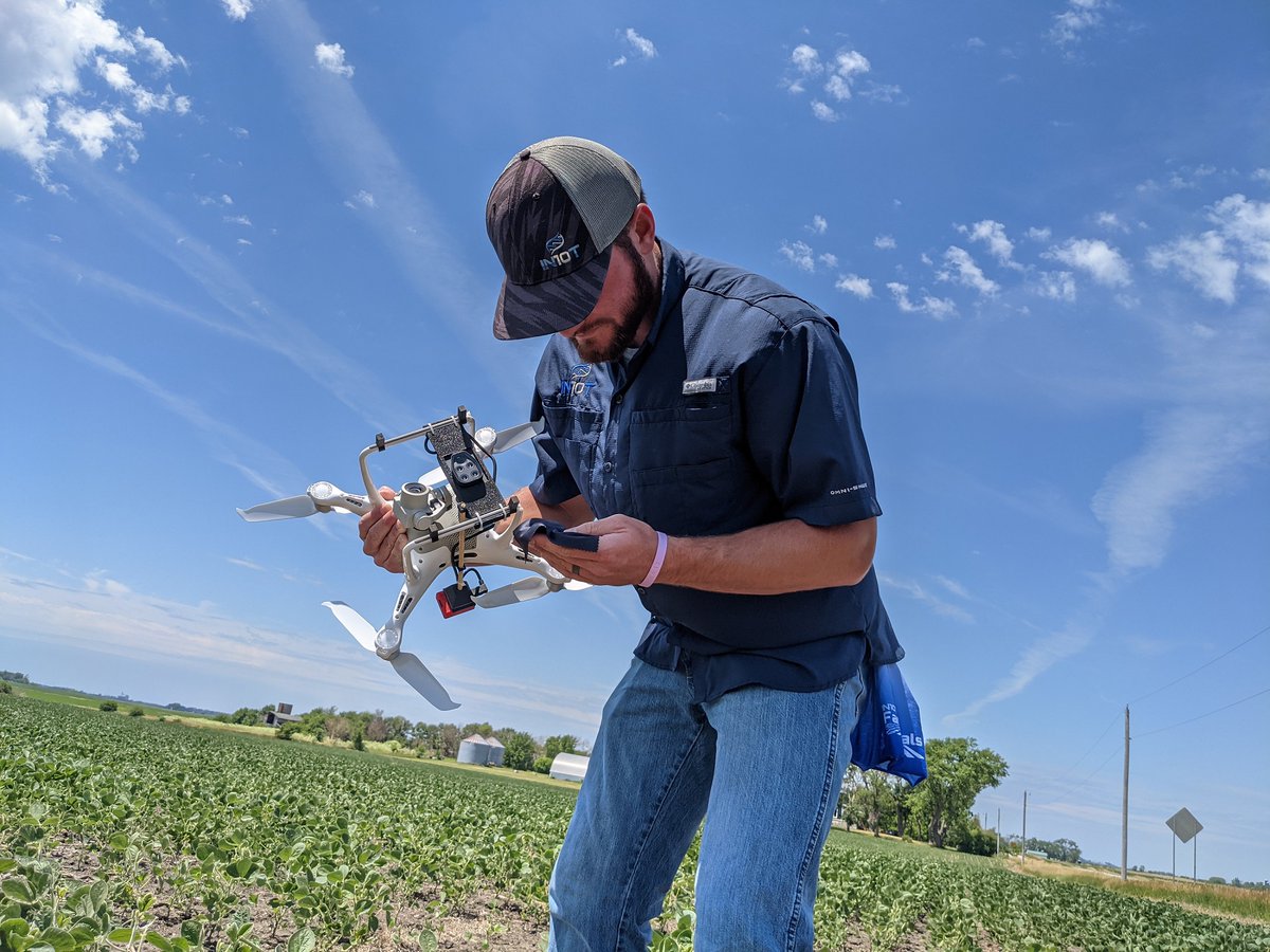 Farmer_Trials's tweet image. The sun was warm, but the #AgTechnology was hot! @colton_mills84 spent an afternoon in #Iowa fields scouting for weed pressure with our latest hardworking team member, Buzz the Drone.  Buzz isn&apos;t much for conversation 😎, but he sure feeds us a lot of imagery to talk about!