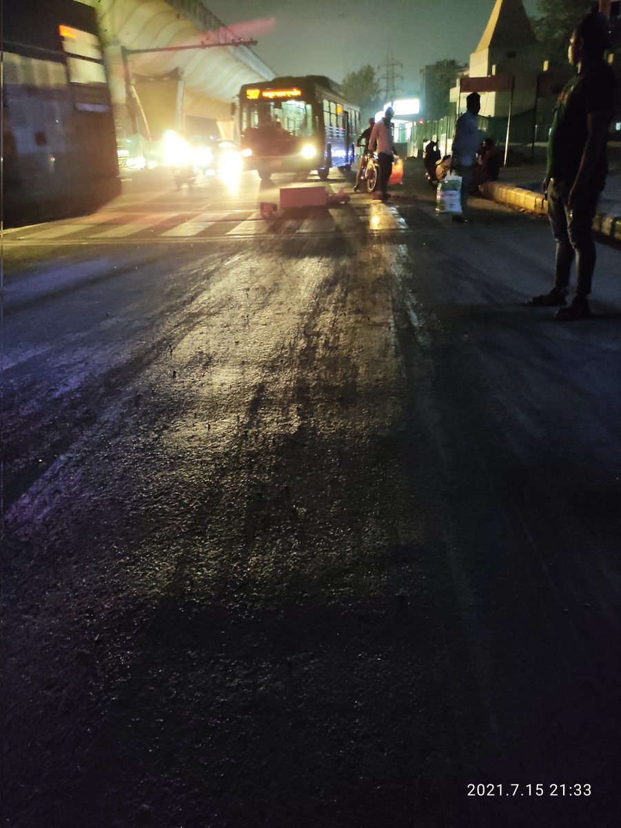 JZEEROY's tweet photo. Oil spill in Lajpat Nagar Modi Mill crossing..
Multiple crashes occurred in 2 wheelers.

Putted stones to temporary blockage.
 #DelhiPolice #Kejriwal #AAP #delhitrafficpolice #MCD #lajpatnagar https://t.co/0L8dIp0Tnc
