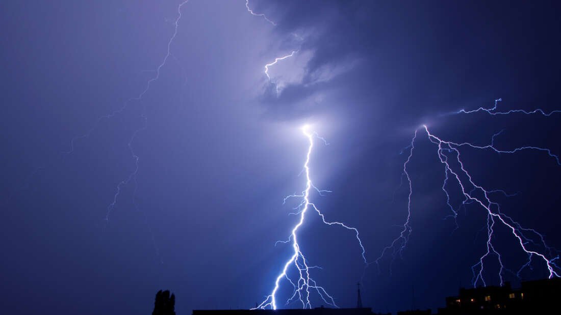 Siblings capture selfie at the exact moment they are struck by lightning

iflscience.com/environment/si…