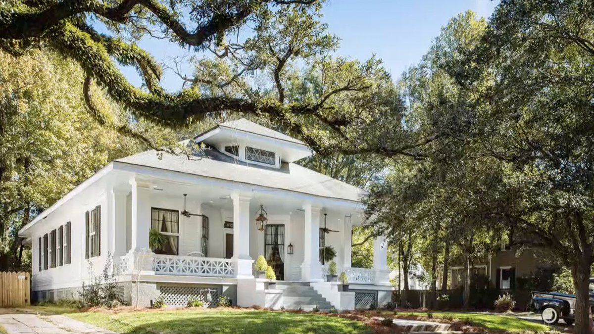 Just like this #southernhome from 1906, if you are proud of your #heritage home, consider Phantom Screens. We offer a wide variety of colours and finishes to match your decor scheme, including #woodgrain finishes. Watch the video: ow.ly/itr850FvXLm 

#architecturelovers