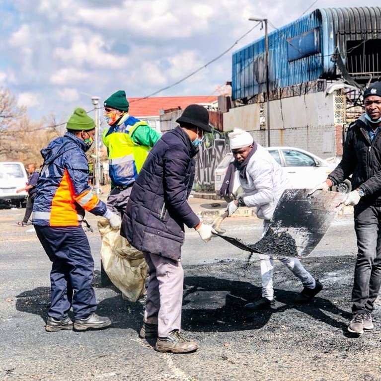 ChangeAgentSA's tweet image. THE LIGHT WILL SHINE THROUGH •
Let us salute incredible community heroes that have stood up, rallied together to clean up cities the country over. So many stories of hope &amp;amp; a sense of community, let us amplify!

Let us hold on to the light!❤🇿🇦
#RebuildSA #ProtectSouthAfrica