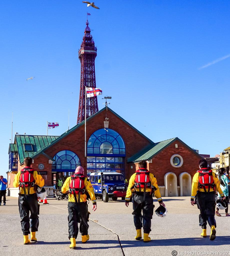 RNLIBlackpool's tweet photo. Our @RNLI launched for a training exercise last night &amp; one of our volunteers Lee got these wonderful photos 🥰 Thank you for sharing @PositiveLee7 https://t.co/xa1pwQXzH6
