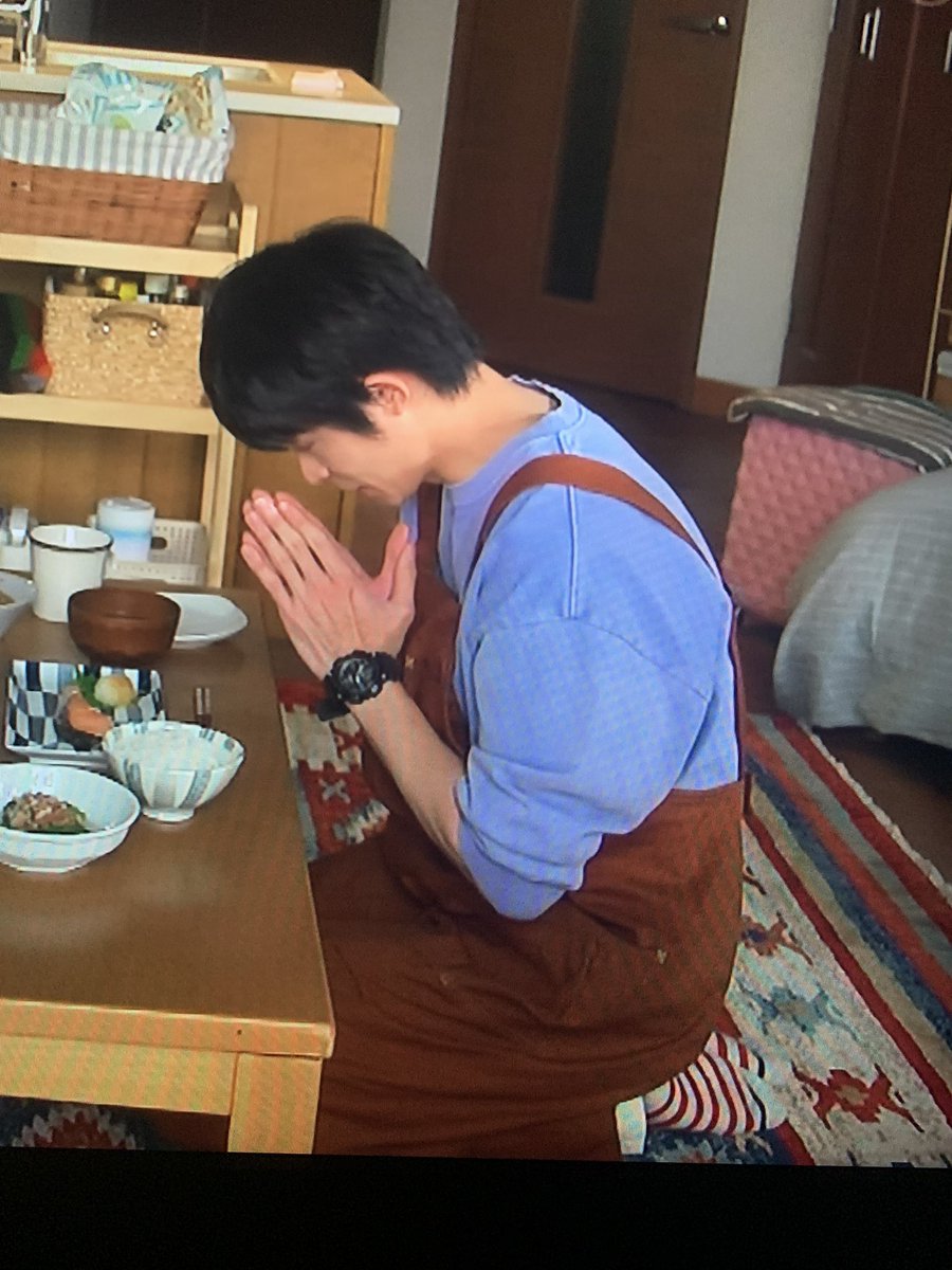 正座してるし、この！手！見よ！！
手型取って売ってくれないかなあ
一生！死ぬまで！家宝！
ボーダー柄の靴下も、茶色のエプロンもなんなの最高なんだけど。。
大人になってもこうやってご飯の前に手を合わせていただきますできる人、、本当に結婚して、、(100回死んで人生やり直した後でいいから)