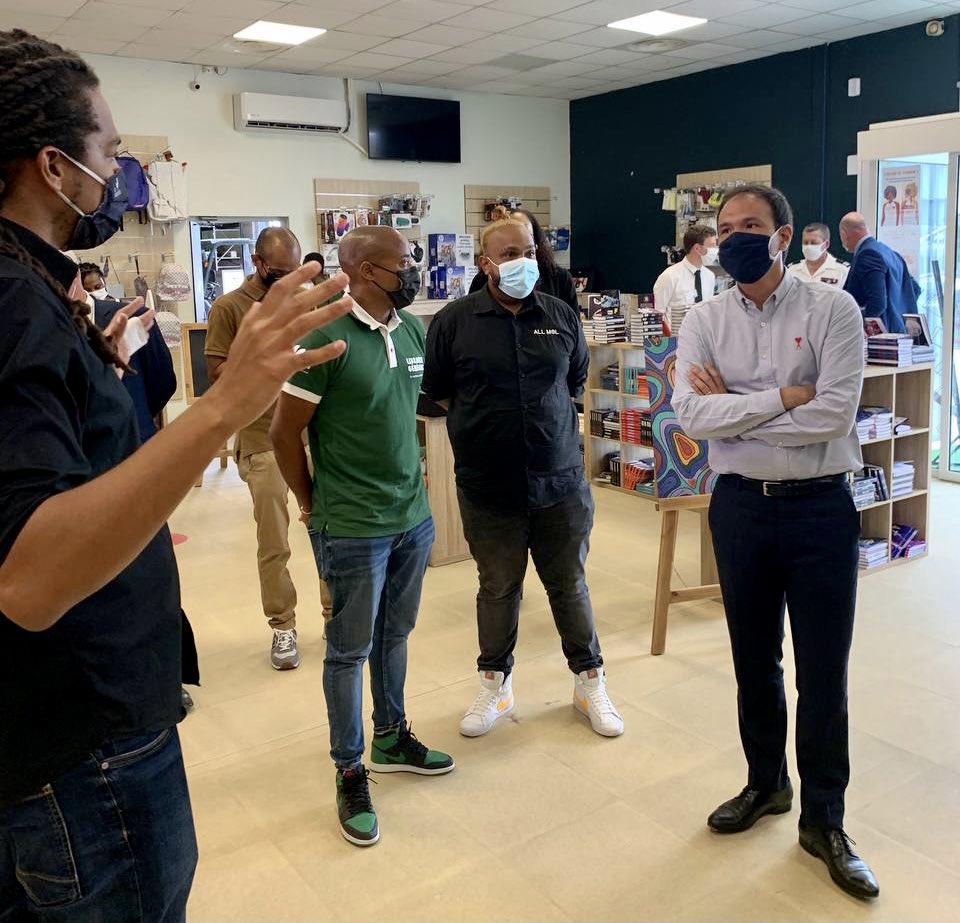 cedric_o's tweet photo. Levée de fonds, recrutement, développement : de Paris à Basse-Terre, les enjeux de la #FrenchTech sont les mêmes. Ravi d’avoir échangé avec les entrepreneurs de la @GuadeloupeTech et rencontré l’une de nos plus belles pépites caribéennes @ALLMOL #FT120 #Guadeloupe https://t.co/A1fEowaItH