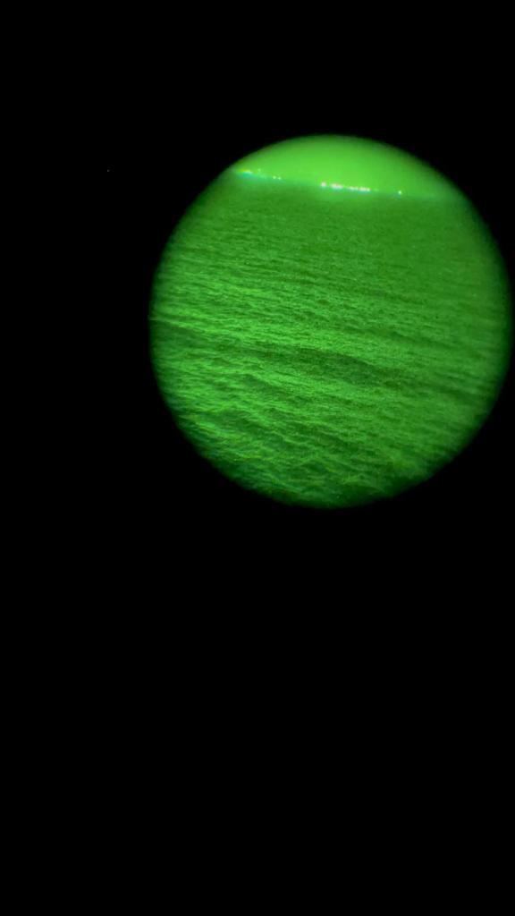SauveteursenMer's tweet photo. Pourquoi toujours avoir sur soi en un moyen de se signaler aux #secours ? 🤔 Voici un naufragé dans l'eau à 300 m observé avec des jumelles de vision nocturne, sans moyen de signalisation VS avec une lampe flash 🔦 Tous nos conseils 👉🏻 https://t.co/dmphzKxtz4
Photos 📸 CROSS MED https://t.co/wkFq11aJKR