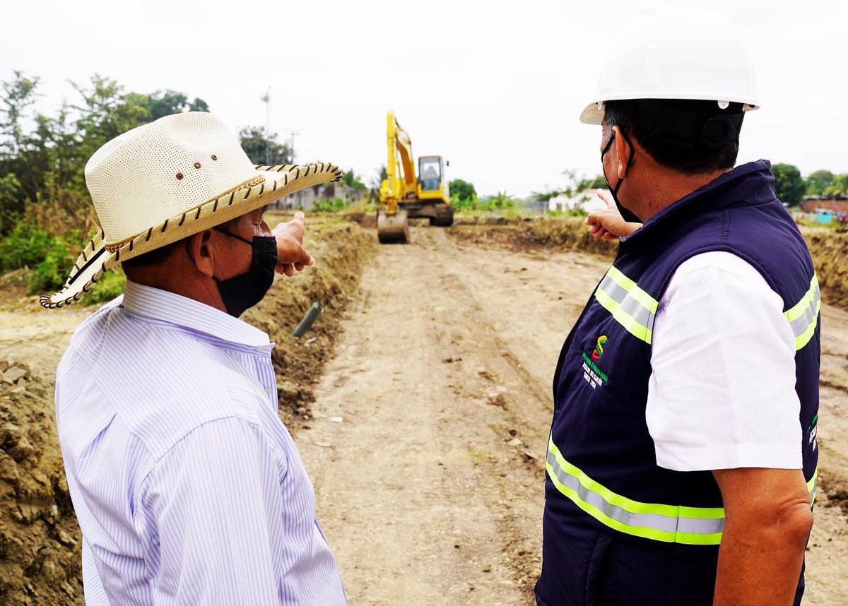 EdsonAlvaradoEC's tweet photo. Junto a Julián Casquete habitante del sector, supervisamos el avance de la construcción de la carretera Santa Lucía-Cabuyal, obra que beneficiará a más de 30.000 personas con una extensión 10.36 Km.
#EdsonAlcalde
#SembrandoProgreso https://t.co/bKD33sofig