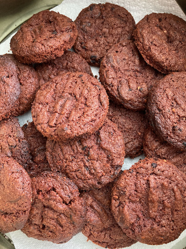 BreadBakerDani's tweet image. Your bread news from Severn Bites - mailchi.mp/6b7e9a6e149e/s… Take my survey for money off courses; scalded flour, chocolate raspberry biscuits. Real Bread Campaign crowdfunder #bakebetterbread #bakebread #breadmakingclass #realbread