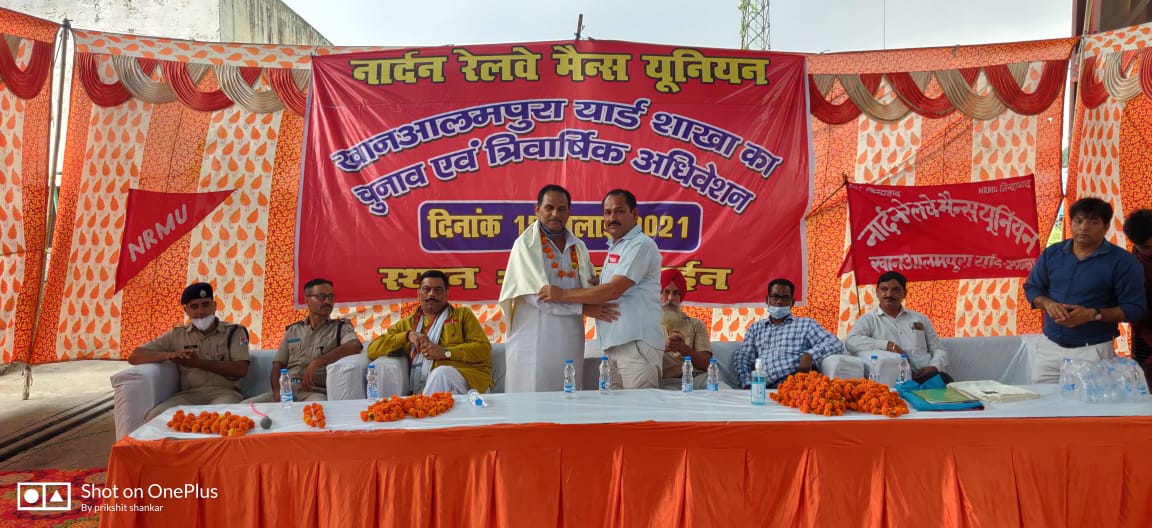 MPChaubey4's tweet photo. आज #अंबाला_डिवीजन के #खानआलमपुर_शाखा के चुनाव में आदरणीय महामंत्री @ShivaGopalMish1 के निर्देश पर #केंद्रीय_चुनाव_अधिकारी के रूप में सम्मिलित हुआ इस अवसर पर शाखा के पदाधिकारियों द्वारा स्वागत व अभिनंदन किया गया चुनाव में चुने गए पदाधिकारियों से आशा है कि संगठन को मजबूती देंगे https://t.co/p42wYlvrTY
