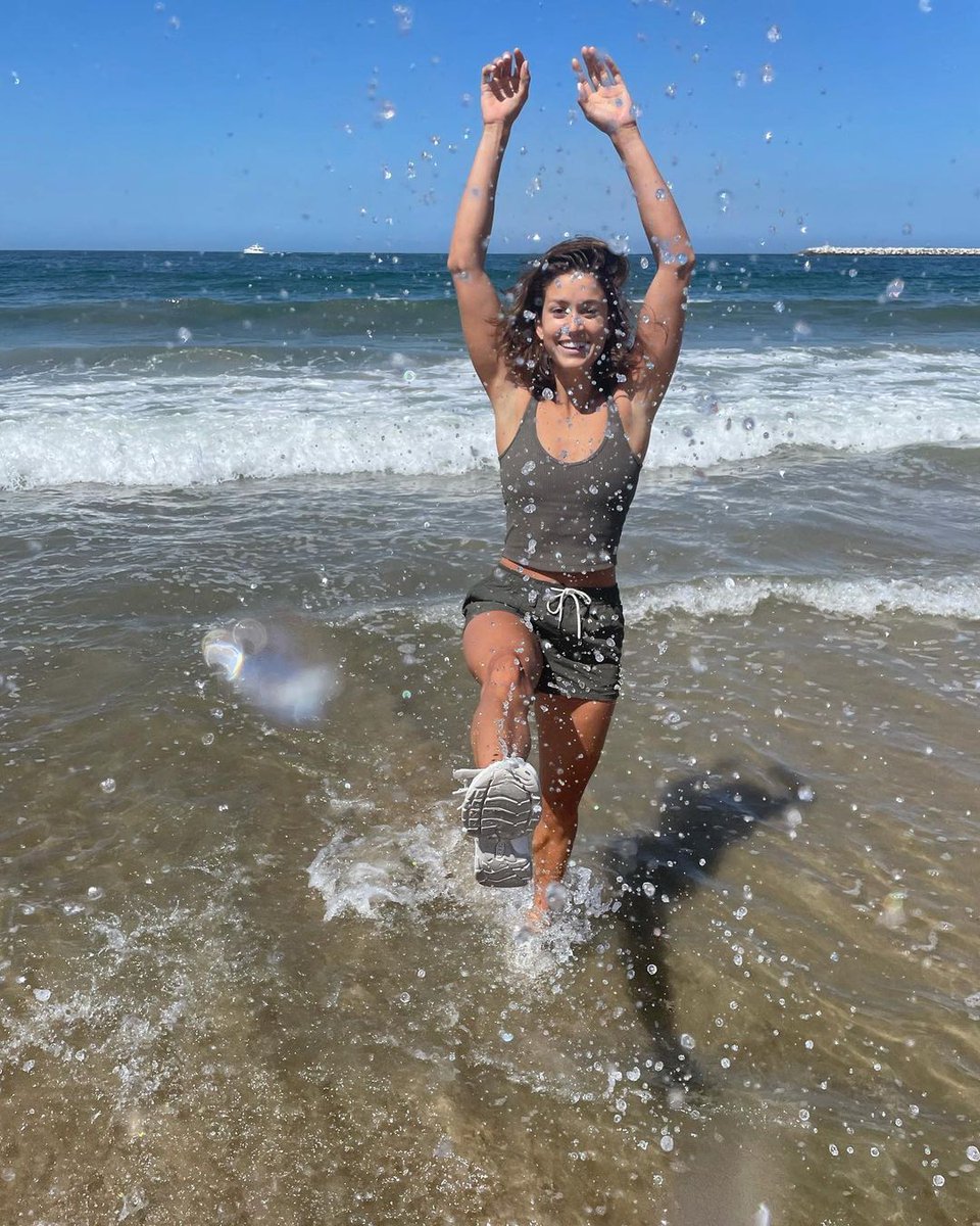 KEEN's tweet photo. "Gimme a pair of shoes I can run wild with."
📸 IG: fit.withfran
Shoes: Women's Astoria West Open Toe
👉 https://t.co/OYAfz2n5oV
#KEEN #WildSoles #LiveWithNoCeiling https://t.co/OGBHXaA6pT