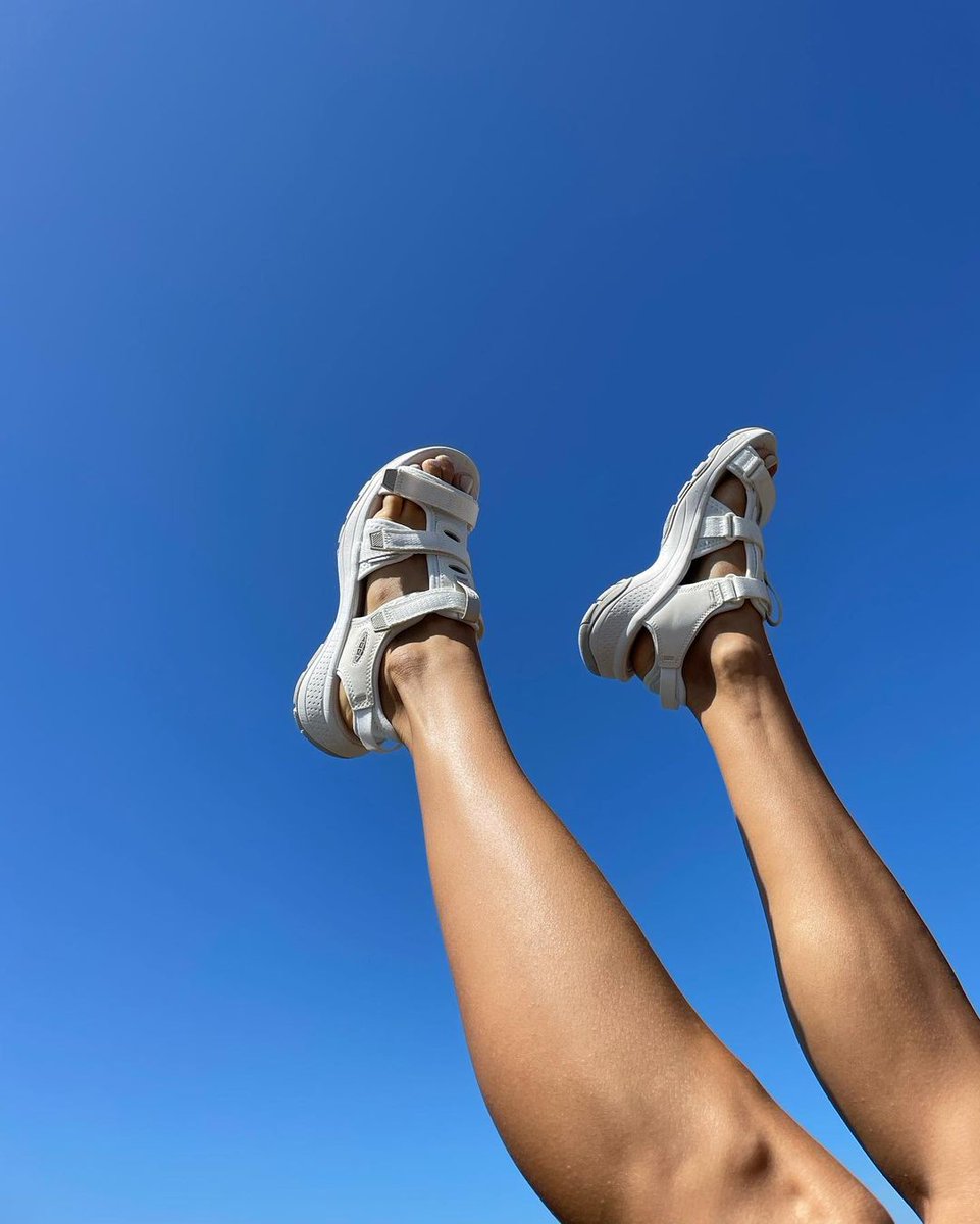 KEEN's tweet photo. "Gimme a pair of shoes I can run wild with."
📸 IG: fit.withfran
Shoes: Women's Astoria West Open Toe
👉 https://t.co/OYAfz2n5oV
#KEEN #WildSoles #LiveWithNoCeiling https://t.co/OGBHXaA6pT