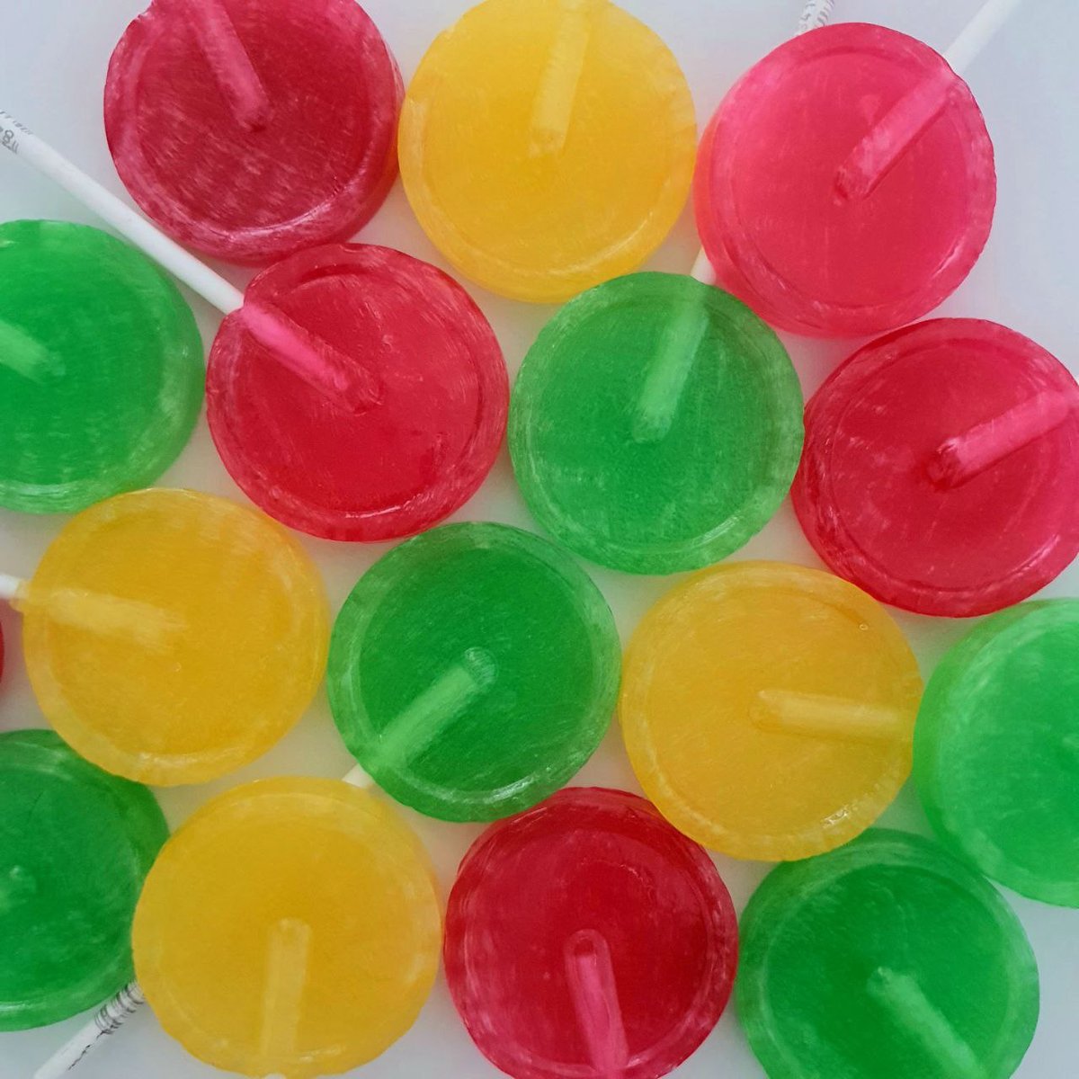 ¡Hoy te proponemos una adivinanza! Como pista, te diremos que esas #piruletas son las Summer Pop 🍭 ⁣
⁣
¿Serás capaz de adivinar los tres sabores de la imagen?