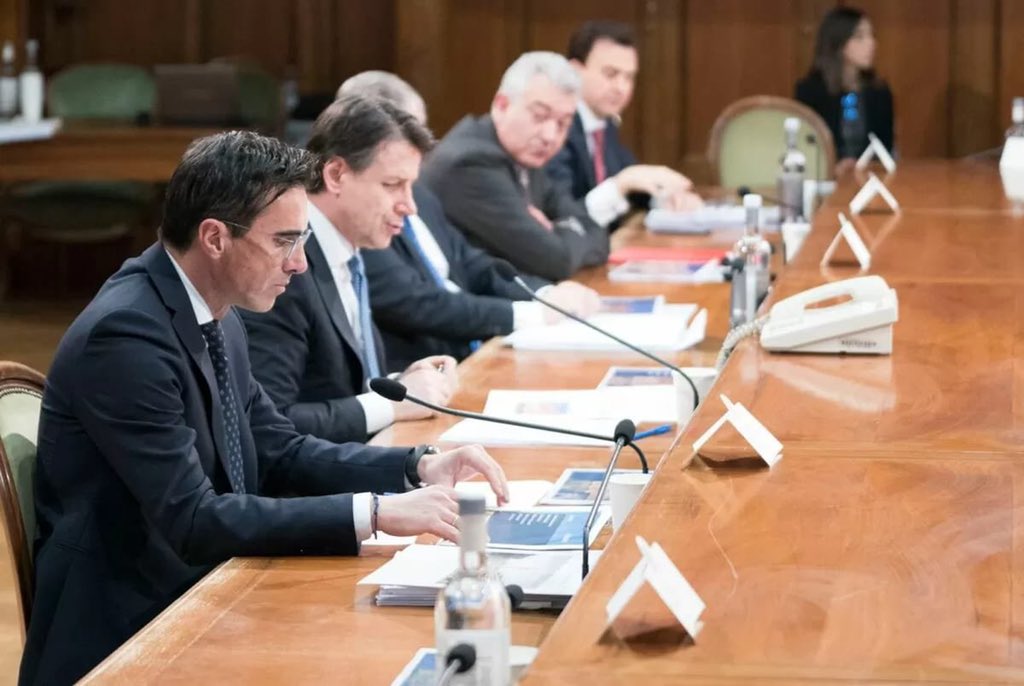 Vi ricordate la storia del porto di Taranto svenduto ai cinesi? Il Gruppo Ferretti (brand italiano ma proprietà cinese) sbarca a Taranto con un insediamento di 65.000mq di cementificazione in riva al mare e 220.000mq totali in concessione novantennale, che non si capisce ancora