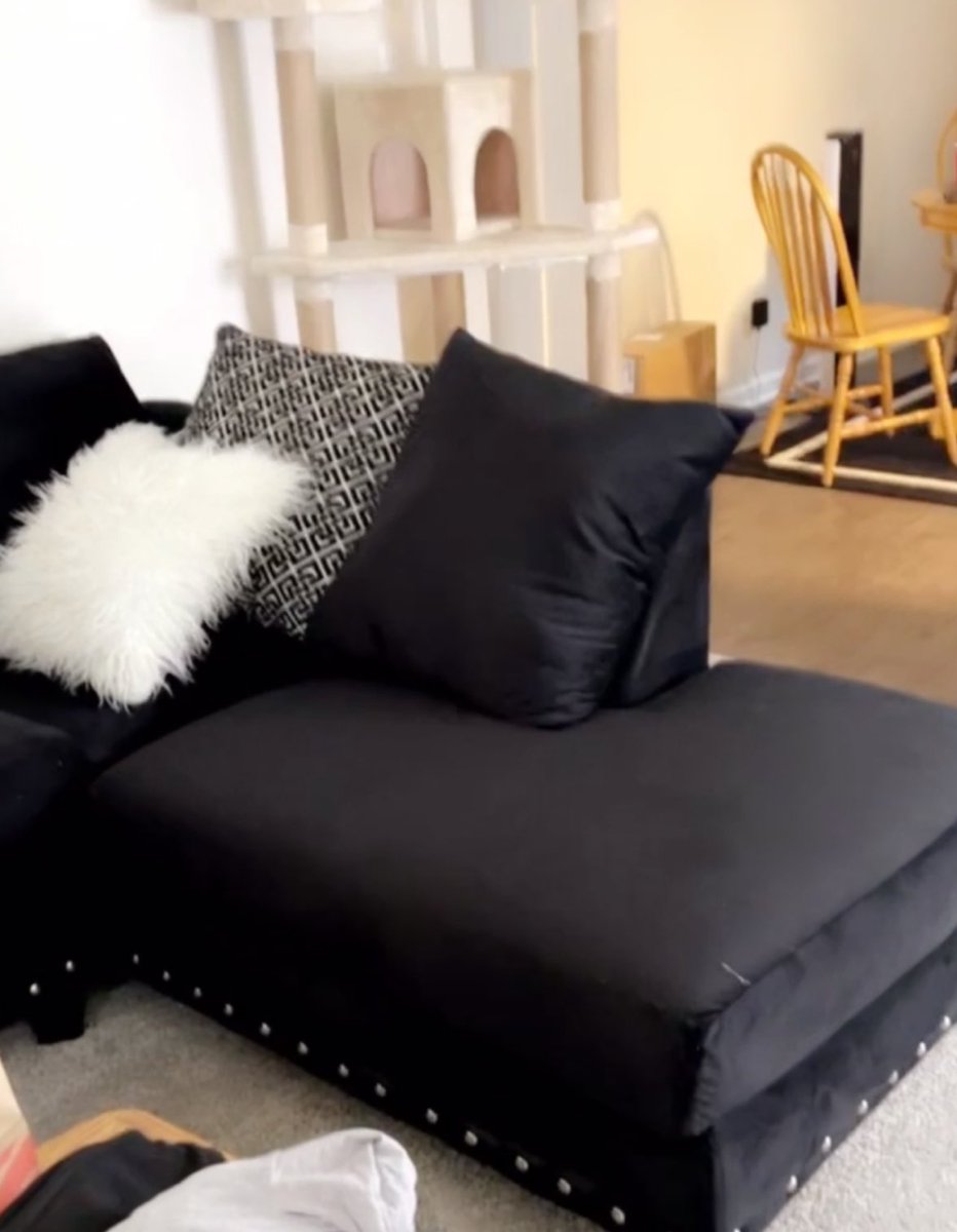 karsynstfu's tweet photo. hey guys!!! I just recently bought this beauty and but i’m moving, so i have no where to put it. This couch is super aesthetically pleasing, and it is practically brand new! everyone that has walked in has complimented it… Message me if you’re interested pleaseeeeee! (-: https://t.co/SqpOSMZi8e