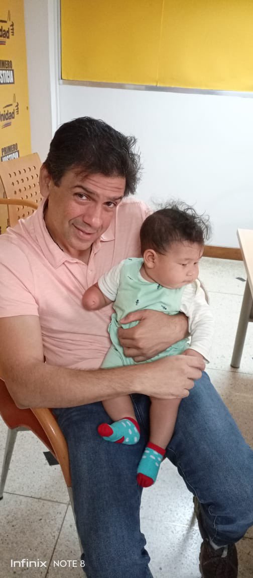 CarlosOcariz's tweet image. Amigos, él es Manuel Salomon tiene 7 meses y nació sin su mano derecha. 

Estamos buscando una prótesis cosmética de silicón (derecha) el tamaño más pequeño.

Si alguien puede donarla o sabe donde podemos ubicarla por favor contáctenos: +58 424-2772479 

GRACIAS