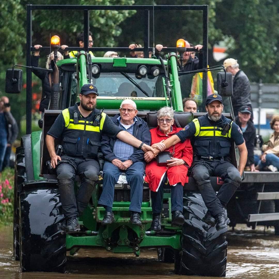 Hulpverlening pur sang. Aandoenlijk en krachtig. 
#politiewerk #Limburg #wateroverlast #watersnood