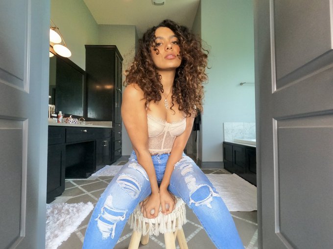 Couldn&rsquo;t be more thankful with over 200K subscribers on @Pornhub   The next 2,000 fans will be receiving