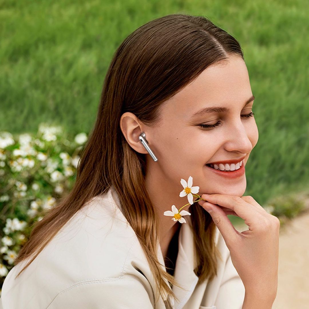 Get your tasks done in style. #FreeBudsPro gives you the flexibility to knock out your daily steps while finishing an audiobook. Along with top notch sound quality, excellent noise cancelling means you can get it done in peace and quiet.