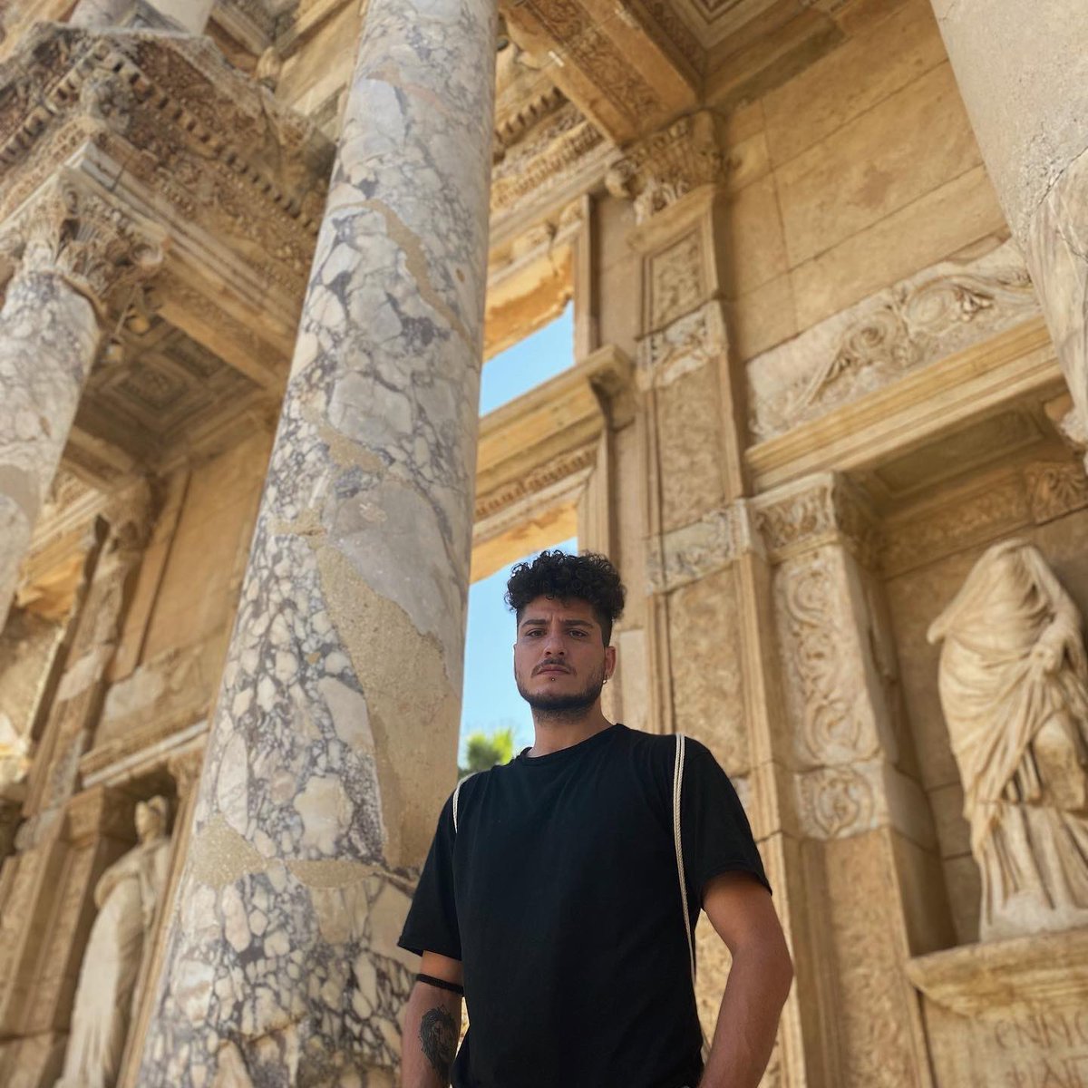 bildiginfenomen's tweet image. Güzel mekan ama bana biraz eskimiş (M.Ö 6000) gibi geldi. #LibraryofCelsus