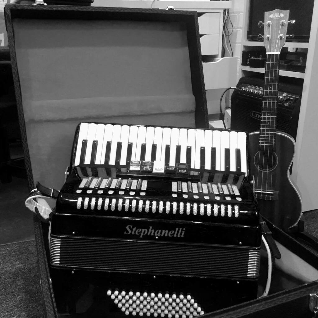 The accordion is out again!
Every year I get one audition for a show with folk music that requires me to get the accordion out of its case and dust it off. Last year that didn’t happen of course so I’m extra rusty this time round but thankfully it’s all … instagr.am/p/CRWxlQfJn5f/