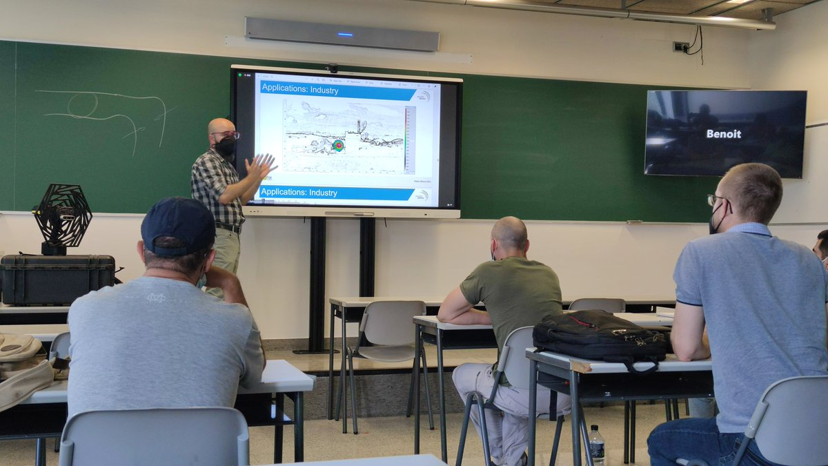 Edu_Puig's tweet photo. Ens trobem de ple en el stage del màster #MAAM #PAM amb dues xerrades superinteressants @ralsinap de @LaSalleBCN amb ús de #sensors acústics i les seves aplicacions i Pablo Alloza de #gfaitech sobre localització de fonts amb #AcousticCamera https://t.co/Ez44j3Z68K