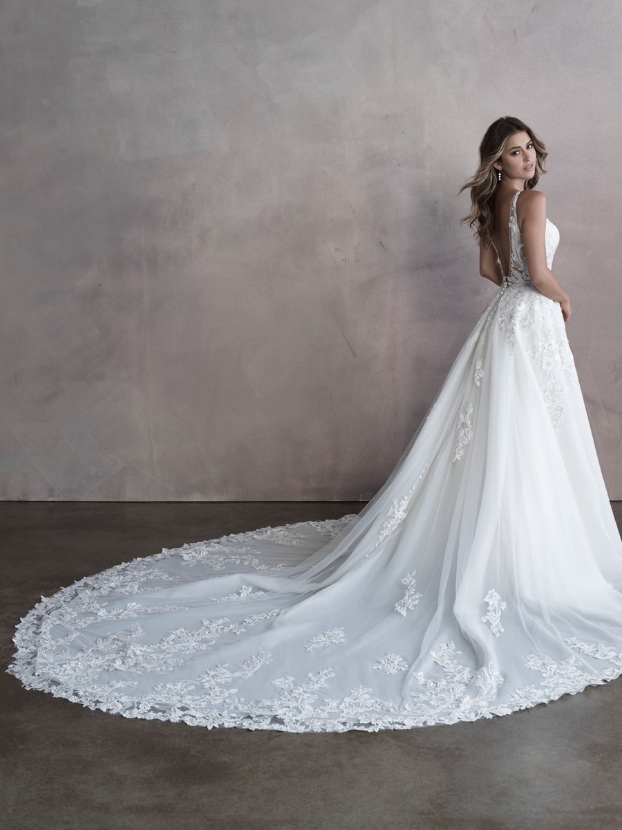 A beautiful train gets us every time!
#cbgbride #cbgbridal #weddings #bridalgown #weddingday #sayyestothedress #bride #engaged #weddingdress #weddinginspo