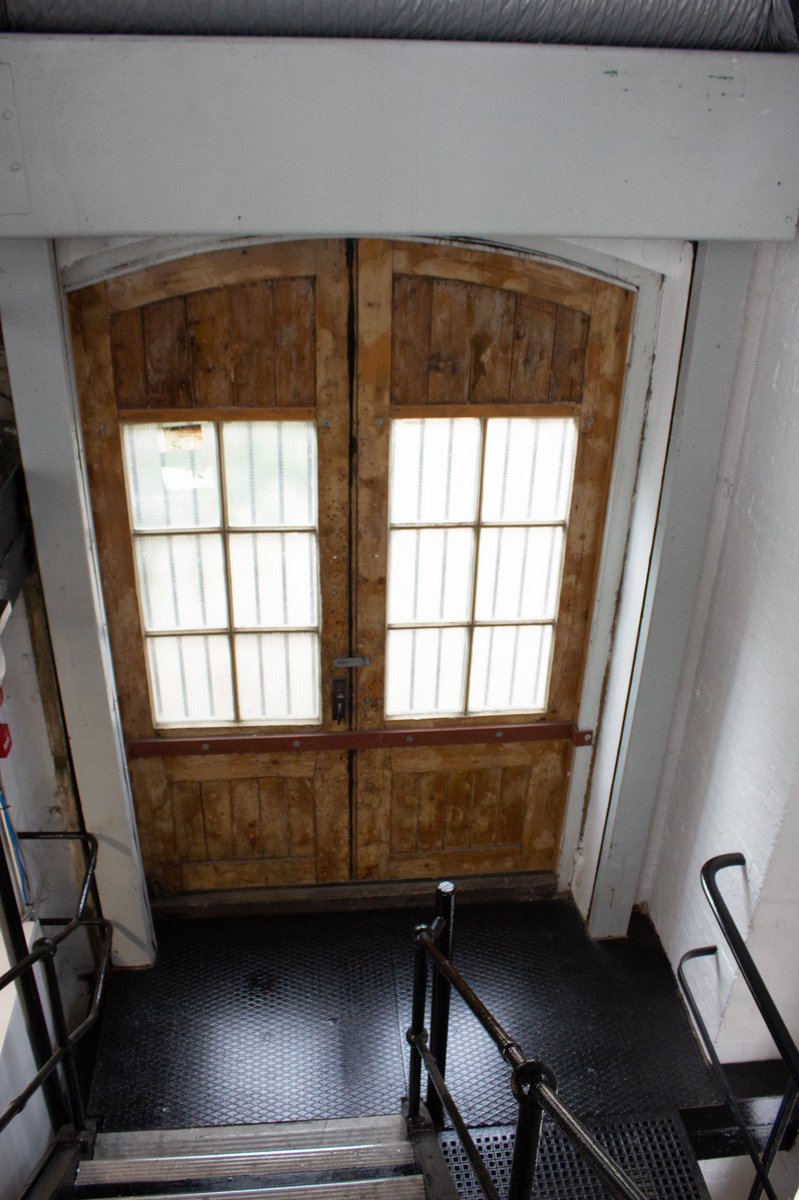 StudiosMello's tweet photo. The studio is located inside an early 20th century industrial building. The property still holds several unique period features, including exposed red and white painted brick walls, a vaulted bow truss roof, crittall windows and original electrical junction boxes. https://t.co/Cx9llSeaMx