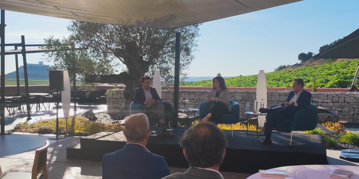 Nuestro wine bar es el escenario de la presentación del libro "La Familia Empresaria" de <a href="/manuelbermejo/">Manuel Bermejo</a>. Una preciosa tarde para el coloquio presentado por <a href="/Eduardo_Alv_Rod/">Eduardo Álvarez Rodríguez</a>, que ha mantenido con @PedroRuizPCR y <a href="/RHervella/">Rocio Hervella</a> entre anécdotas y viñedos. 🙏<a href="/EFCyL/">Empresa Familiar CyL</a> <a href="/TheFamilyAB/">TheFamilyBusiness</a> <a href="/puentia/">Puentia</a>