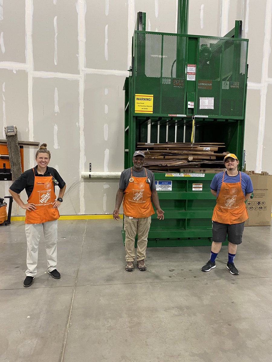 MDO5917's tweet photo. Shoutout the #5917 Check In Team! Lauren, Nathan, and Mike take pride in keeping a clean and accurate building! https://t.co/EMROrY2Cu1