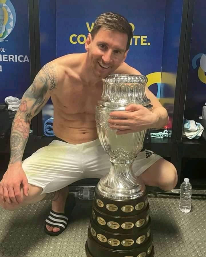 LMDFoot_'s tweet photo. Cette photo de Léo Messi tenant le trophée de la Copa America est la publication sportive la plus likée de l'histoire d'Instagram avec plus de 19 millions de likes 👏🏆🇦🇷 https://t.co/2CuIvpTicw