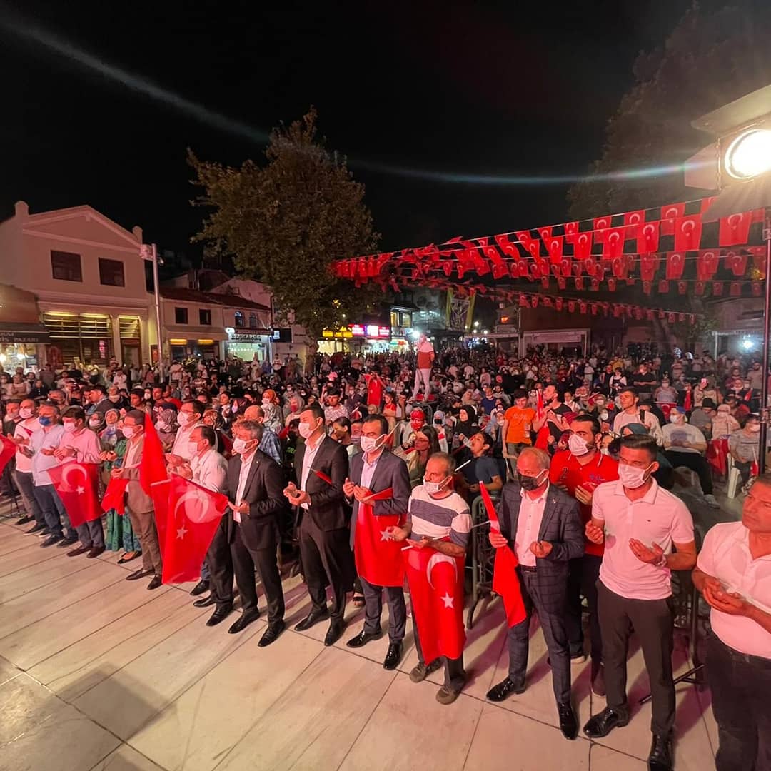 istajans's tweet photo. Eyüpsultan Belediyesi'nin düzenlemiş olduğu #15TemmuzDemokrasiveMilliBirlikGunu programından kareler. https://t.co/72xIFn45LJ