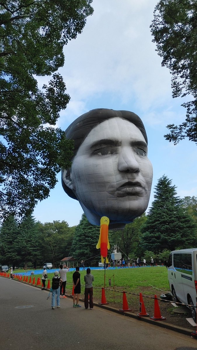 西川貴教アニキが 朝起きたら代々木公園に女型の巨人いるんですけど 怖い といって何事かと思ったら本当にでかい顔が浮かんでいた Togetter