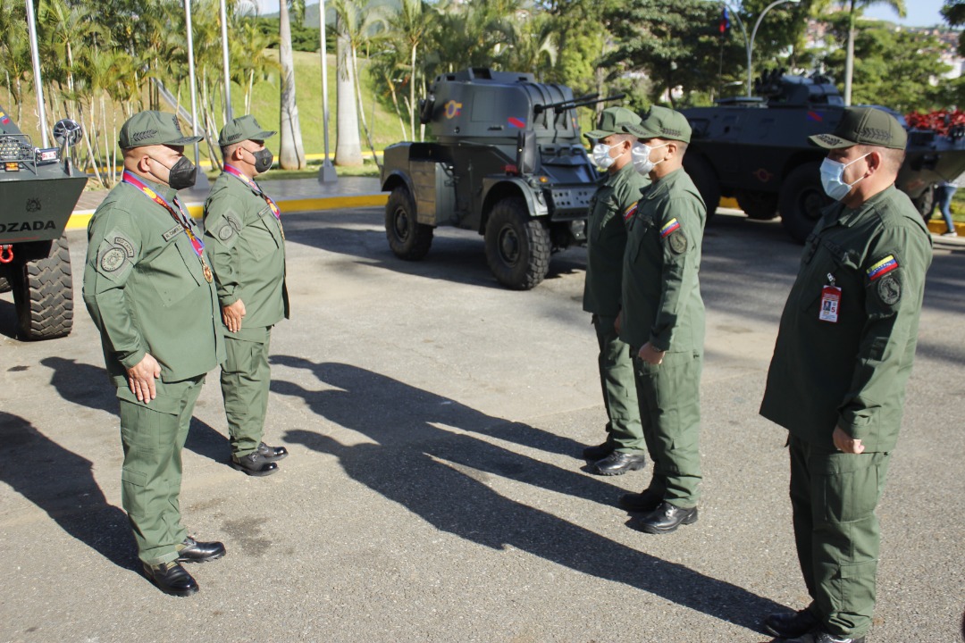 CEOFANBVE's tweet photo. 🏅#15Jul|| Desde el CG del @somos_ejercito, nuestro GJ @dhernandezlarez Cmdte. #CEOFANB, otorgó Condecoración "Batalla de Carabobo Bicentenario 1821-2021", en su Única Clase, como justo reconocimiento por haber contribuido con la reparación de los sistemas de armas del Ejército. https://t.co/DLGbqgN9tP