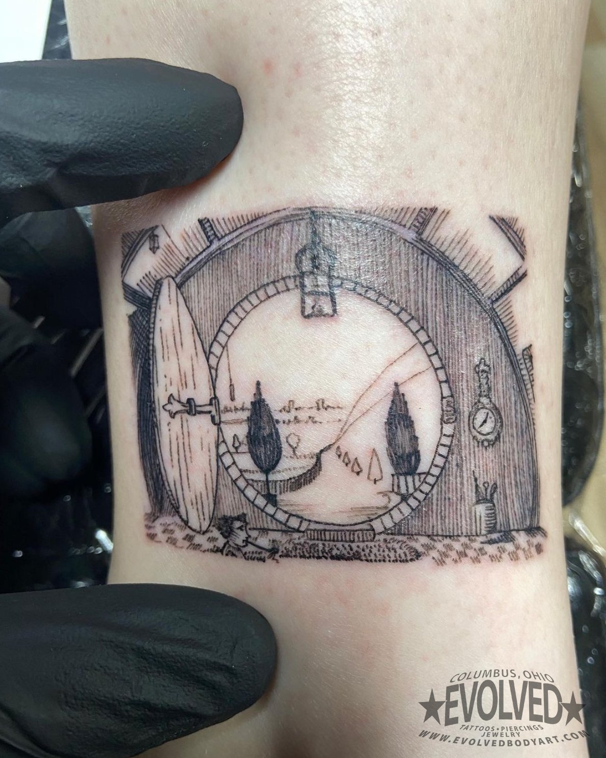 Got this little hobbit hole tattoo this weekend. : r/lotr