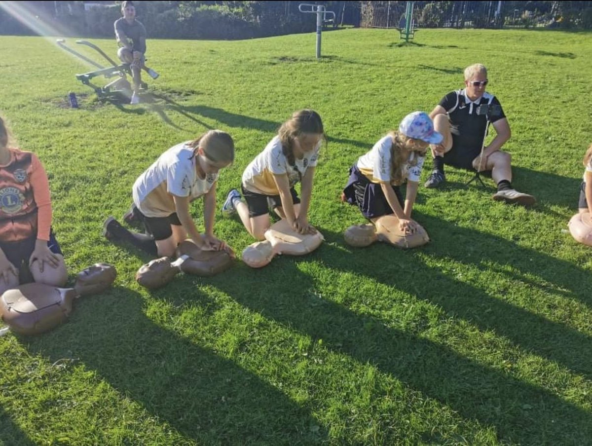 U12 girls receiving CPR training. A huge 👍 to paramedic <a href="/Defib_Dave_YAS/">'Defib' Dave Jones</a> and <a href="/YAS_HelenS/">Helen Smith</a> for giving up their time to come and coach the girls. Such an important life lesson! #CPR #grassrootsfootball #grassroots #utv #football