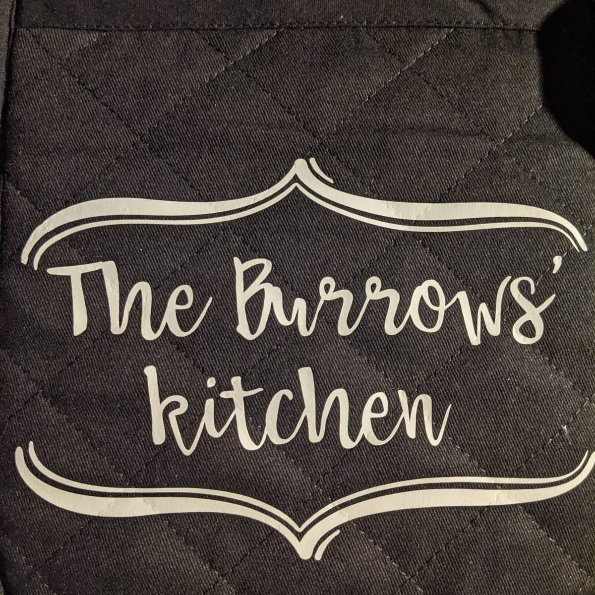 OneStott's tweet photo. Love this oven mitt made for an end of school teacher gift for an avid baker. It was in position in her kitchen the same day 😍 my website is under maintenance at the minute but I'm still taking orders via messages 😁 #ovenmitt #teachergifts #bakingqueen https://t.co/r5CvhQqr3M