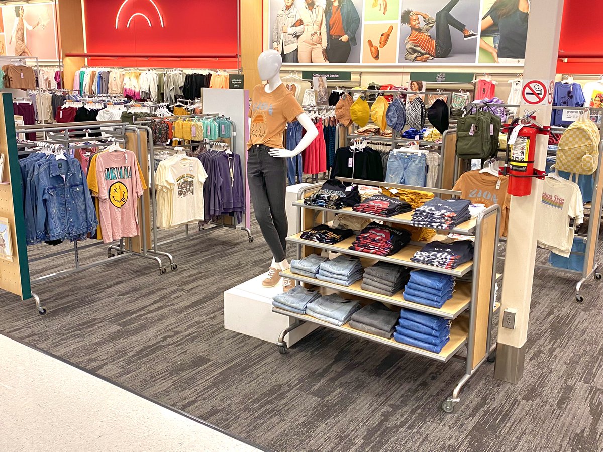 kaylee_vm2149's tweet photo. Our family swim presentation was getting light so we remerchandised it for our back to school shoppers! This graphics and denim shop will be perfect for our guest that goes back to school in the next couple weeks! #targetstyle #visualmerchandising #familygateway 😍🎯 https://t.co/diUmtAuUUt