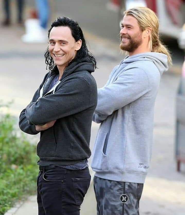 RT @BETTANYFTLEDGER: Tom Hiddleston & Chris Hemsworth on the set of Thor: Ragnarok (2016) https://t.co/wvAyc8gqm4