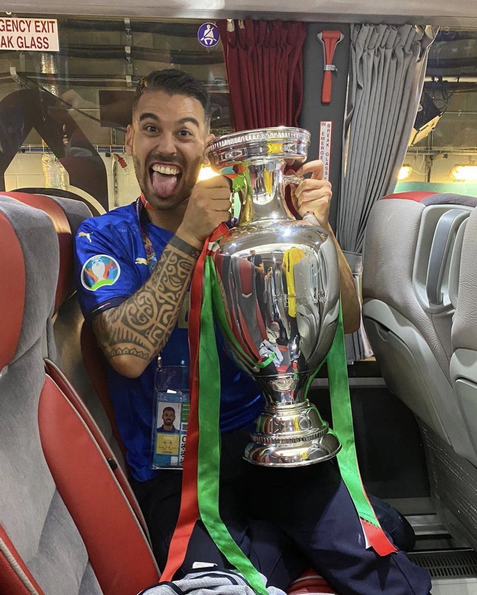 nOntantObene's tweet image. “E alziamo la coppa con le stampelle”

Ed effettivamente: #SognoAzzurro