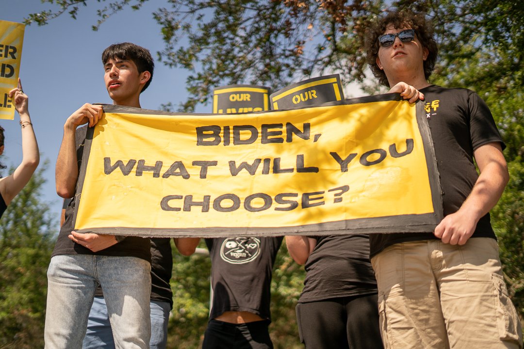 sunrisemvmtdtx's tweet photo. WHEN THEY BLOCK BILLS, WE BLOCK BUILDINGS!
Youth from Sunrise Dallas blockaded @ExxonMobil headquarters, demanding from Biden:
🔥 No Climate, No Deal - Stop compromising with Exxon-owned politicians and pass bold climate policy through reconciliation. 
🔥 Pass a fully-funded CCC https://t.co/Sre9B5Reo0