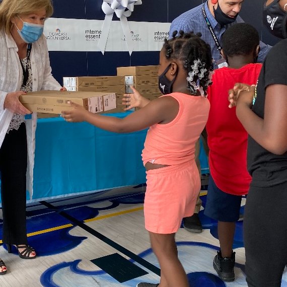 ULBGC65's tweet photo. 30 more of our Club members received Dell laptops &amp; 6 months of free #internet access, thanks to the support of @comcast &amp; Spectra! We're receiving a very generous grant from Comcast as well.
Together, we're building #GreatFutures!
#ulbgc
@ComcastNewsmkrs | @NavyPier https://t.co/OidpivGAZd