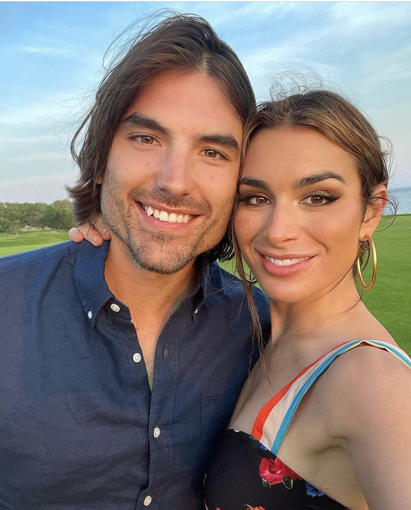EntScoop's tweet photo. #BachelorNation’s #AshleyIaconetti and #JaredHaibon have an exciting announcement... they are expecting their first child!👶 🍼 @ashleyiaco @haibon_jared https://t.co/L49XdDLRdf