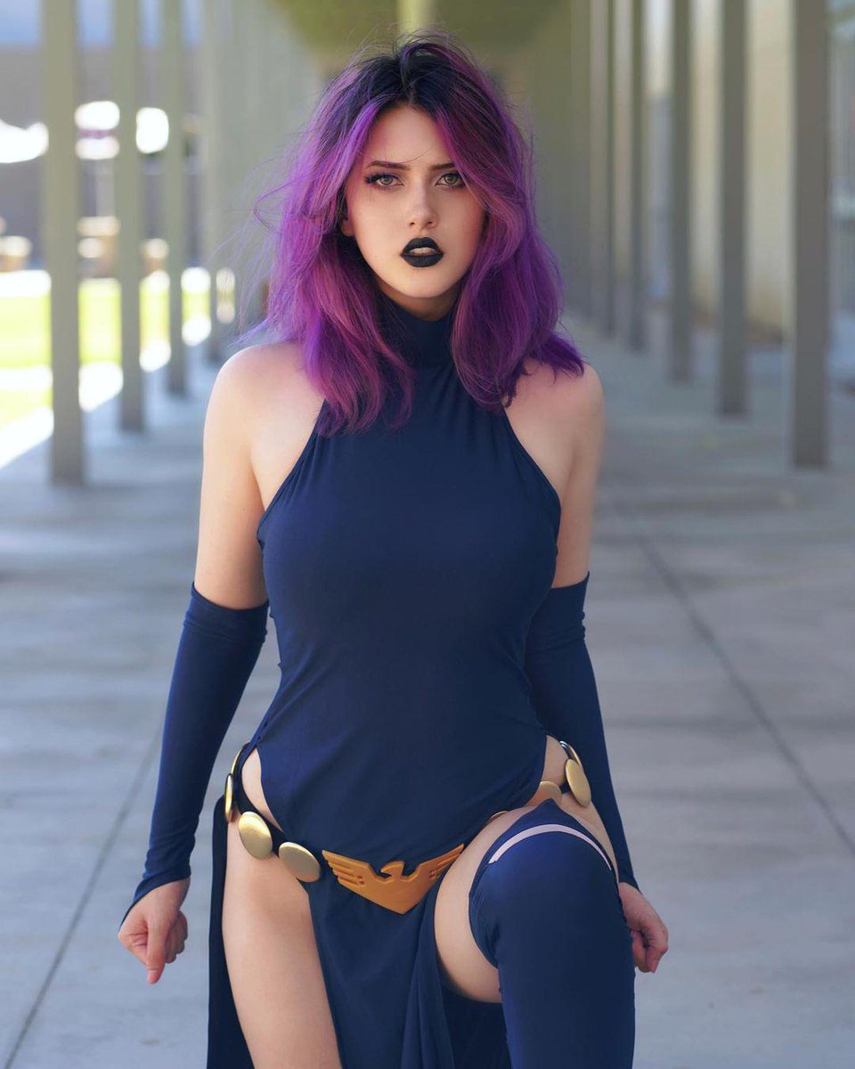 Raven cosplayer. 