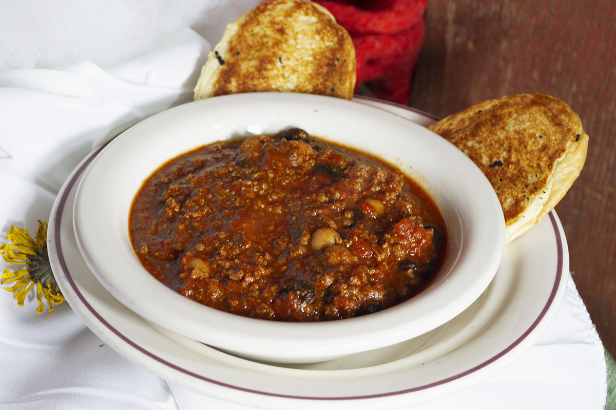 kitchen_17's tweet photo. Chili does just the trick on a gloomy day like today. You can order it with toast for an extra side of comfort.

#vegan #kitchen17 #chili #veggiechili #beans #tvp #chickpeas #toast https://t.co/llGCv3k9q9