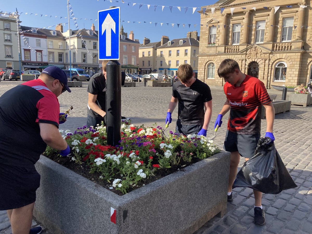 KelsoRugby's tweet photo. Thanks to the @Kelso_Quins players who participated in the litter pick and tidying up the flower beds tonight to support Kelso in Bloom. Thanks to @Goonermick77 too👏
@KLRFC15 will doing their bit to help keep the War Momorial tidy tomorrow night. 👍
#OneClub #OneCommuity https://t.co/AgHJDo90hy