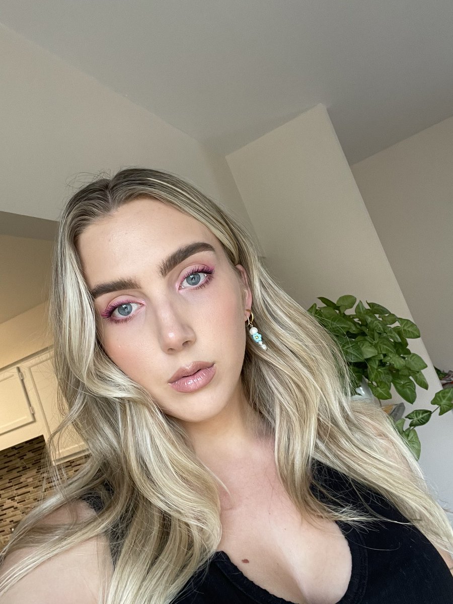 mikiahm's tweet photo. felt hot will probably delete once I think I’m ugly again😌 https://t.co/u5fcEgLMk3