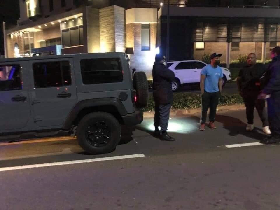 KgotsoM2's tweet image. Not every looter is poor. Qhawe Sithole a former Hilton College pupil &amp;amp; founder &amp;amp; CEO at Ubuntu Wealth Management was caught with a looted washing machine, bicycle, bar stool &amp;amp; braai accessories in his Wrangler. This chap stays in Umhlanga nogal.