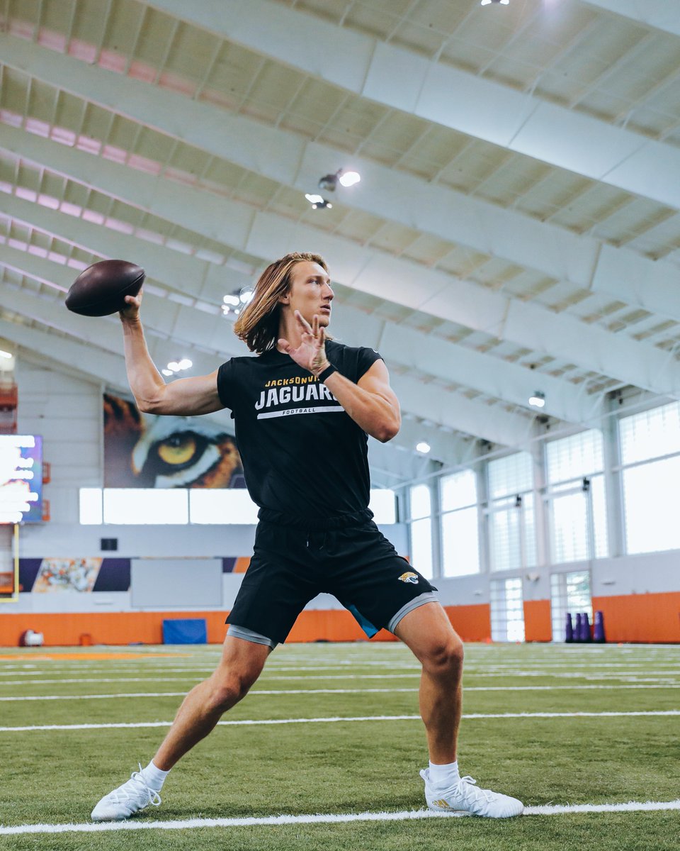 ClemsonFB's tweet image. Always a good day when @Trevorlawrencee is in the building!