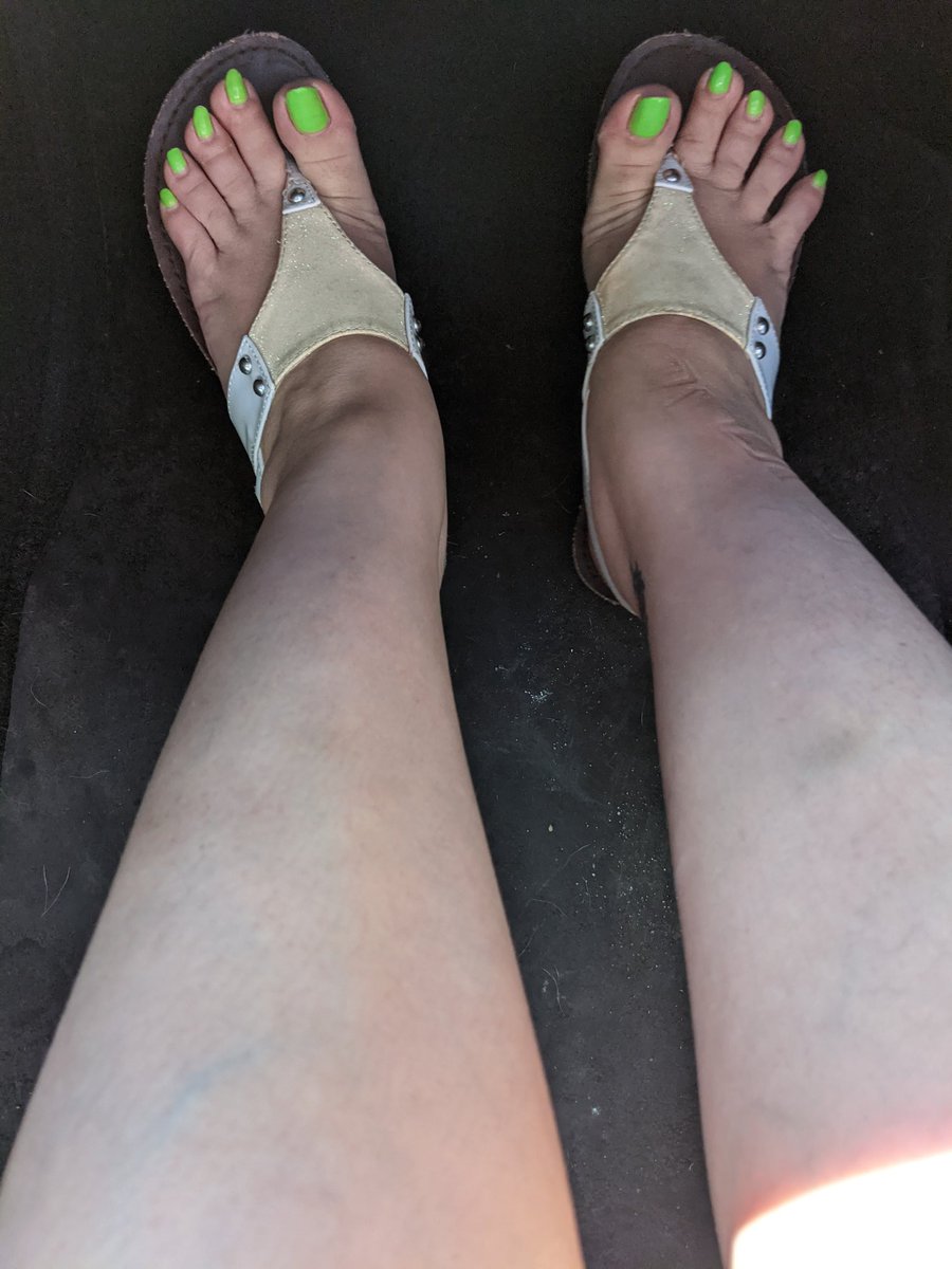 AustinFootQueen's tweet photo. Throw back to one my favorite pedicures! What's your favorite color on my toes?
#TBT #prettyfeet #teamprettyfeet #colorfultoes #wifefeet https://t.co/aKxN4josSx